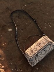 Torebka crossbody ze zwierzęcym motywem - wielobarwny. Torebki klasyczne damskie Reserved, bez wzorów, ze skóry, bez dodatków. W wyprzedaży za 39.99 zł.