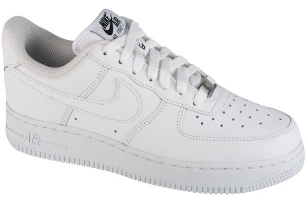 Buty sportowe Sneakersy damskie, Air Force 1 07. Białe buty sportowe na co dzień damskie Nike, bez wzorów, z materiału, trekkingowe, nike air force. Za 529.99 zł.