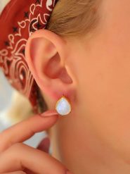 Pierres delicates Pozłacane kolczyki-wkrętki z kamieniami księżycowymi rozmiar: onesize. Białe kolczyki damskie Pierres delicates, z kamieniem księżycowym, pozłacane. Za 91.34 zł.