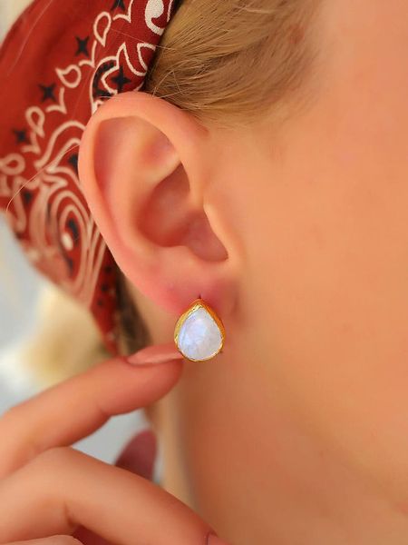 Pierres delicates Pozłacane kolczyki-wkrętki z kamieniami księżycowymi rozmiar: onesize. Białe kolczyki damskie Pierres delicates, z kamieniem księżycowym, pozłacane. Za 52.30 zł.