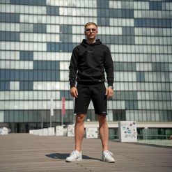 Bluza domowa z kapturem – czarna. Czarne bluzy sportowe damskie HOME DELUXE, l, bez wzorów, z bawełny, bez ramiączek, z kapturem. Za 147.99 zł.