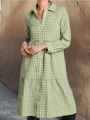 Sukienka w kratę z długim rękawem - zielony. Zielone sukienki damskie Sinsay, na co dzień, l, bez wzorów, z materiału, eleganckie, bez kołnierzyka, bez ramiączek, proste. Za 49.99 zł.