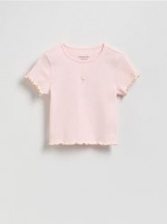 Prążkowany t-shirt z haftem - pastelowy róż. Czerwone koszulki dziewczęce Reserved, bez wzorów, z bawełny, bez ramiączek. W wyprzedaży za 17.99 zł.