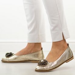 Złote skórzane Polskie półbuty damskie Deoni D047. Żółte półbuty damskie Deoni, z aplikacjami, z jeansu, eleganckie, z okrągłym noskiem, bez obcasa, na płaskiej podeszwie. Za 439.00 zł.