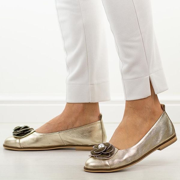 Złote skórzane Polskie półbuty damskie Deoni D047. Żółte półbuty damskie Deoni, z aplikacjami, z jeansu, eleganckie, z okrągłym noskiem, bez obcasa, na płaskiej podeszwie. Za 439.00 zł.