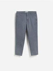 Spodnie carrot fit - granatowy. Niebieskie spodnie materiałowe męskie Reserved, bez wzorów, z bawełny. Za 149.99 zł.