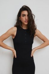 Dopasowana sukienka bez rękawów w kolorze TOTALLY BLACK - TARMA-M. Czarne sukienki damskie Marsala, na co dzień, na lato, m, bez wzorów, z dzianiny, eleganckie, bez kołnierzyka, bez ramiączek, midi, dopasowane. Za 249.90 zł.