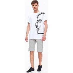 T-SHIRT MĘSKI Z NADRUKIEM. Białe t-shirty męskie TOP SECRET, na lato, m, bez wzorów, bez kołnierzyka. W wyprzedaży za 14.99 zł.