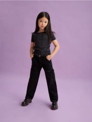 Bawełniany t-shirt z przeszyciami - czarny. Czarne koszulki dziewczęce Reserved, bez wzorów, z bawełny, bez ramiączek. W wyprzedaży za 17.99 zł.