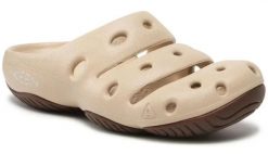 Klapki damskie Keen Yogui Wmns Safari/Silver Birch. Brązowe klapki damskie 909, bez wzorów, bez obcasa. Za 335.99 zł.