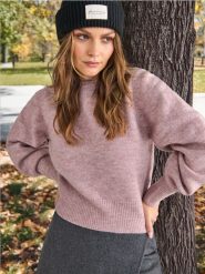 Sweter - fioletowy. Fioletowe swetry klasyczne damskie Sinsay, l, z materiału, bez kołnierzyka. Za 49.99 zł.
