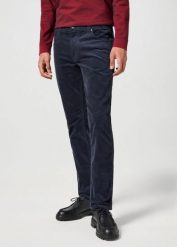 WRANGLER MĘSKIE SPODNIE SZTRUKSOWE GREENSBORO DARK NAVY 112358044 W15Q008616. Niebieskie spodnie materiałowe męskie Wrangler, bez wzorów, z jeansu. W wyprzedaży za 149.99 zł.