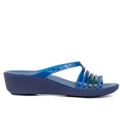 Klapki damskie do chodzenia Crocs ISABELLA MINI. Niebieskie klapki damskie Crocs, bez wzorów, bez obcasa. Za 69.00 zł.