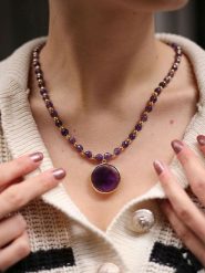 Pierres delicates Pozłacany naszyjnik z elementami ozdobnymi - dł. 50 cm rozmiar: onesize. Różowe naszyjniki damskie Pierres delicates, pozłacane. Za 126.15 zł.