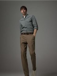 Spodnie chino carrot - beżowy. Brązowe spodnie materiałowe męskie Reserved, bez wzorów, z tkaniny. Za 159.99 zł.