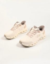 Buty sportowe Sneakersy damskie, Slip-Ins: Glide-Step Pro - Pure Motion. Brązowe obuwie trekkingowe damskie Skechers. Za 499.99 zł.