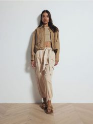 Spodnie jogger z paskiem - beżowy. Brązowe spodnie materiałowe damskie Reserved, bez wzorów, z bawełny. W wyprzedaży za 49.99 zł.