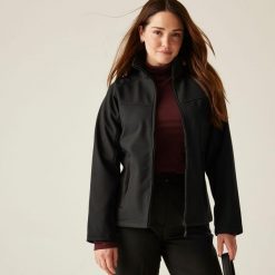 Softshell roboczy damski Uproar. Czarne kurtki softshell damskie Regatta, bez wzorów, z softshellu, bez kaptura. Za 209.99 zł.