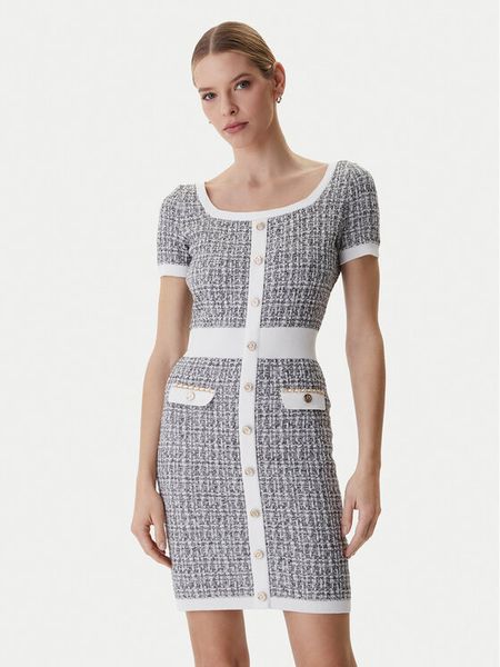 Guess Sukienka dzianinowa W6RK42 Z0361 Szary Regular Fit. Szare sukienki damskie Guess, xl, z aplikacjami, z bawełny, bez kołnierzyka, bez ramiączek. Za 619.99 zł.