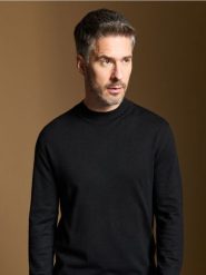 Sweter z półgolfem - czarny. Czarne swetry męskie Sinsay, l, bez wzorów, z dzianiny, bez kołnierzyka. W wyprzedaży za 29.99 zł.