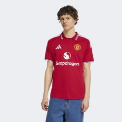 Koszulka podstawowa Manchester United 26/27. Czerwone t-shirty sportowe męskie Adidas, l, z dzianiny, bez ramiączek, do piłki nożnej, climacool (adidas). Za 439.00 zł.
