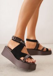 Czarne Sandały na Platformie i Koturnie z Geometryczną Cholewką i Nitami Amanome. Czarne sandały damskie Renee, bez wzorów, bez obcasa, na koturnie. Za 139.99 zł.