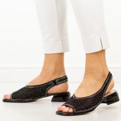 Czarne skórzane sandały damskie DiA 3131. Czarne sandały damskie DiA, bez wzorów, ze skóry, bez obcasa, na obcasie. W wyprzedaży za 315.92 zł.