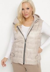 Beżowa Pikowana Kamizelka z Kapturem i Ściągaczem w Talii Evelbia. Brązowe kamizelki damskie Born2be, plus size, z jeansu. Za 179.99 zł.