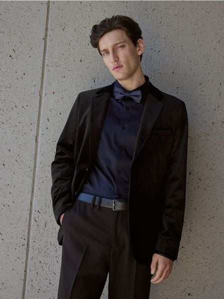 Marynarka slim fit - czarny. Czarne marynarki męskie Reserved, bez wzorów, z tkaniny. W wyprzedaży za 219.99 zł.