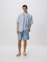 Jeansowe szorty jogger - niebieski. Niebieskie szorty męskie Reserved, z denimu, bez kołnierzyka. W wyprzedaży za 79.99 zł.