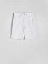 Jeansowe szorty loose fit - biały. Białe szorty męskie Reserved, z denimu, bez kołnierzyka. W wyprzedaży za 69.99 zł.