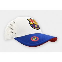 Czapka z daszkiem FC Barcelona Junior - oficjalna licencjonowana. Białe czapki męskie FC Barcelona, bez wzorów. Za 99.00 zł.