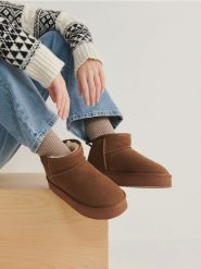 Skórzane śniegowce - brązowy. Brązowe śniegowce damskie Reserved, ze skóry. W wyprzedaży za 69.99 zł.