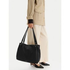 Torebka Lasocki. Czarne torebki klasyczne damskie Lasocki, bez wzorów, bez dodatków. Za 199.99 zł.