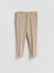 Garniturowe spodnie carrot - beżowy. Brązowe spodnie wizytowe męskie Reserved, z tkaniny. Za 169.99 zł.