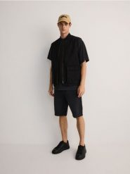 Jeansowe szorty regular fit - szary. Szare szorty męskie Reserved, bez wzorów, z denimu. W wyprzedaży za 45.99 zł.