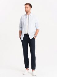 Męskie spodnie chino z ozdobną taśmą w pasie SLIM FIT – granatowe V2 OM-PACP-0118 - L. Niebieskie spodnie materiałowe męskie Ombre Clothing, bez wzorów, z bawełny, casualowe. W wyprzedaży za 179.99 zł.
