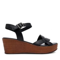 Sandały Lasocki. Czarne sandały damskie Lasocki, bez wzorów, bez obcasa, na koturnie. Za 179.99 zł.