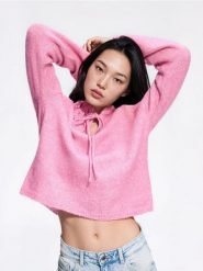 Sweter z domieszką wełny - brudny róż. Czerwone swetry klasyczne damskie Reserved, l, z dzianiny, bez kołnierzyka. Za 119.99 zł.