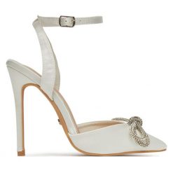 Szpilki DeeZee. Białe sandały damskie DeeZee, bez wzorów, bez obcasa. Za 139.99 zł.