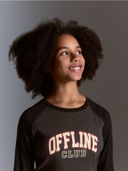 Koszulka z nadrukiem - czarny. Czarne koszulki dziewczęce Reserved, bez wzorów, z bawełny, bez ramiączek. Za 32.99 zł.