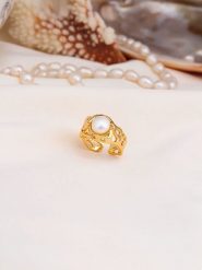 L'Atelier de Gaia Pozłacany pierścionek z perłą rozmiar: onesize. Białe pierścionki damskie L'Atelier de Gaia, z perłą, pozłacane. Za 95.92 zł.