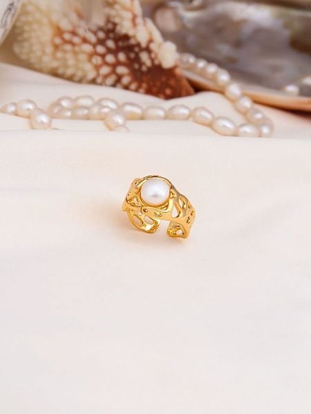 L'Atelier de Gaia Pozłacany pierścionek z perłą rozmiar: onesize. Białe pierścionki damskie L'Atelier de Gaia, z perłą, pozłacane. Za 95.92 zł.