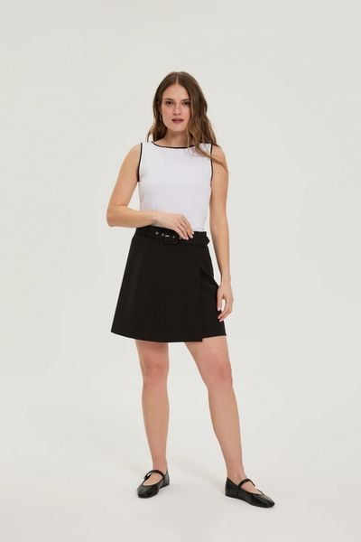 Spódnico-szorty czarne. Czarne szorty damskie MOODO, bez wzorów, z elastanu. Za 119.99 zł.
