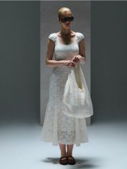 Materiałowa torba hobo z haftowanymi kwiatami - kremowy. Białe torebki klasyczne damskie Sinsay, bez wzorów, z materiału, bez dodatków. Za 39.99 zł.