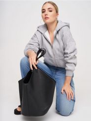 Torebka na ramię z imitacji skóry - czarny. Czarne torebki klasyczne damskie Sinsay, bez wzorów, ze skóry, bez dodatków. Za 59.99 zł.