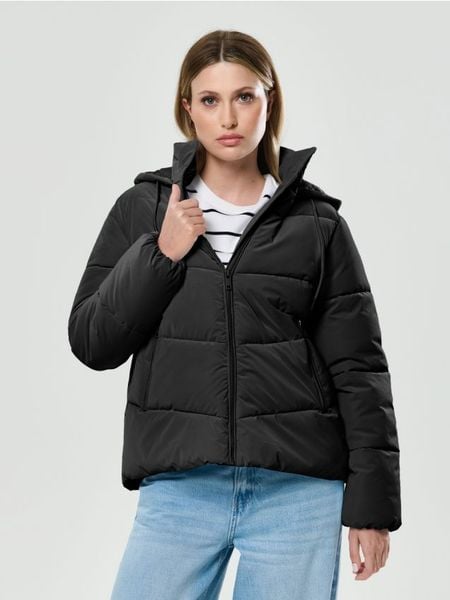 Ocieplana kurtka puffer z kapturem - czarny. Czarne kurtki damskie Sinsay, l, bez wzorów, z kapturem. Za 89.99 zł.