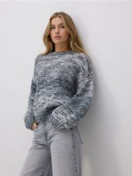 Sweter z obniżoną linią ramion - szary. Szare swetry klasyczne damskie Reserved, l, z dzianiny, bez kołnierzyka. Za 139.99 zł.