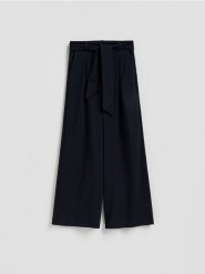 Spodnie z wiązaniem - granatowy. Niebieskie spodnie materiałowe damskie Reserved, bez wzorów, z tkaniny. Za 159.99 zł.