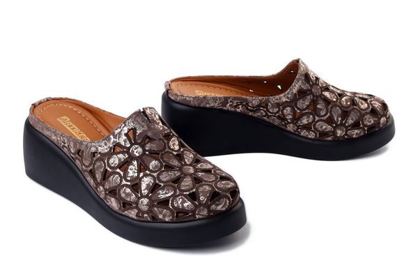 Artiker Relaks 58C2835 brązowy, klapki damskie. Brązowe klapki damskie Artiker Relaks, bez wzorów, bez obcasa, na koturnie. Za 219.90 zł.